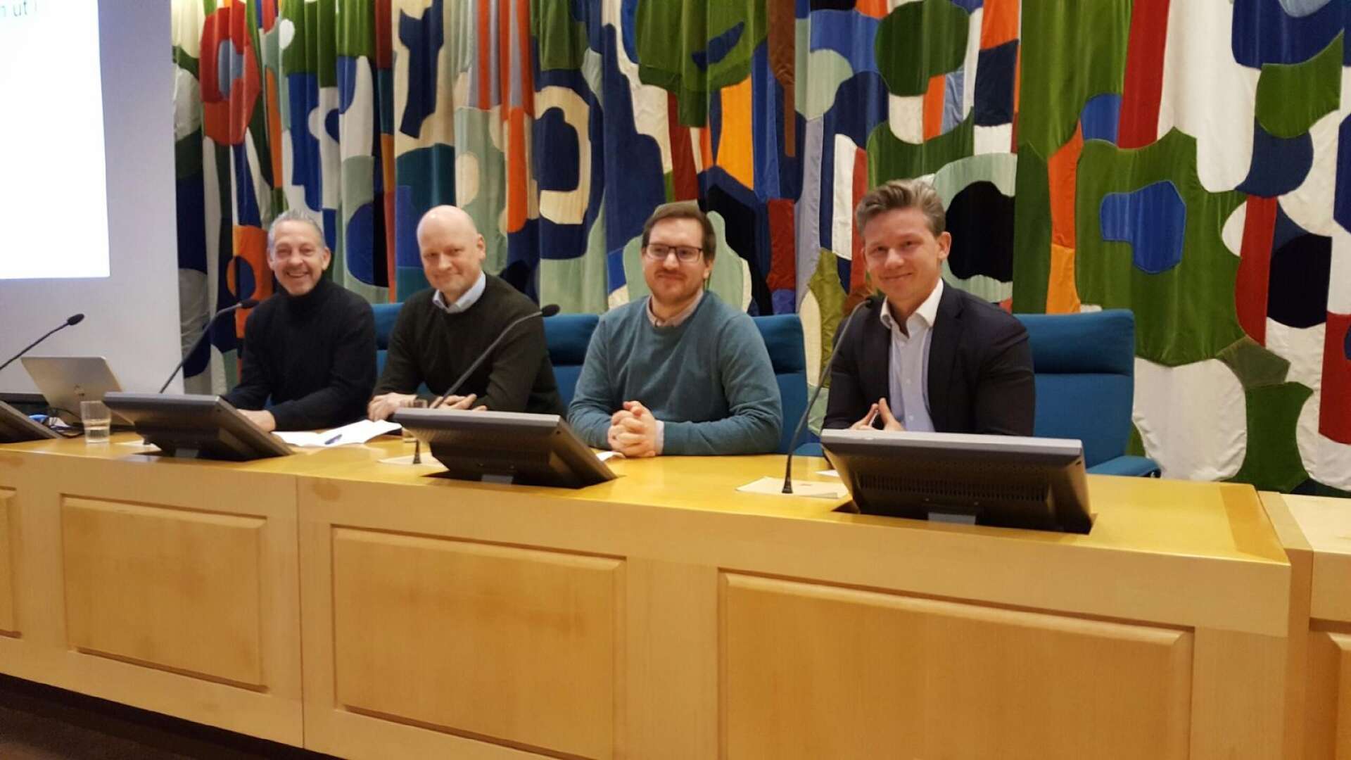 I måndags kväll diskuterade fyra värmländska riksdagsledamöter förutsättningarna för en återetablering av A9 i Kristinehamn. Från vänster Lars Mejern Larsson (S), Daniel Bäckström (C), Håkan Svennling (V) och Pål Jonson (M).