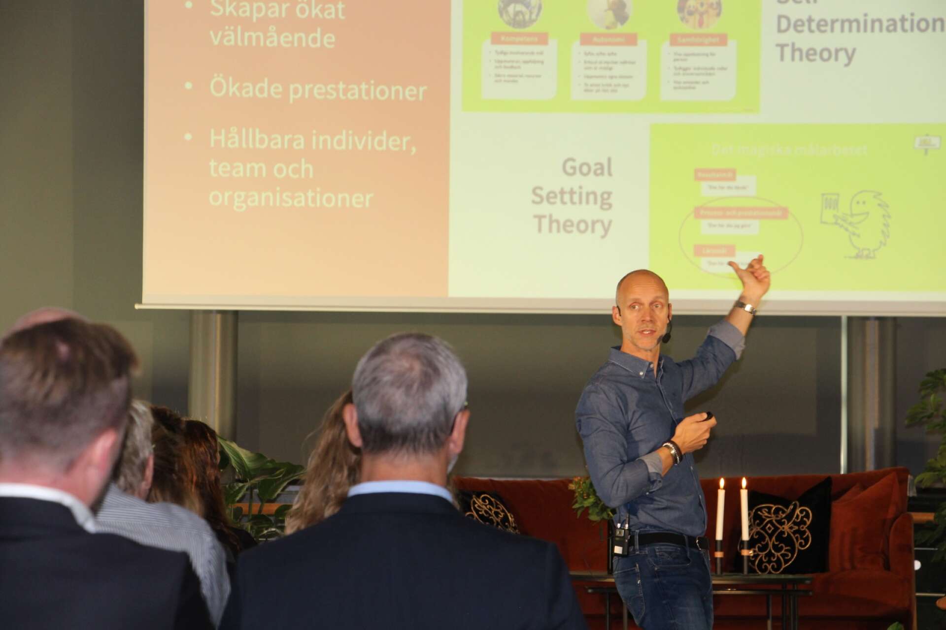 Niklas Delmar föreläste om hur man i en organisation kan nå bättre välmående och produktivitet.