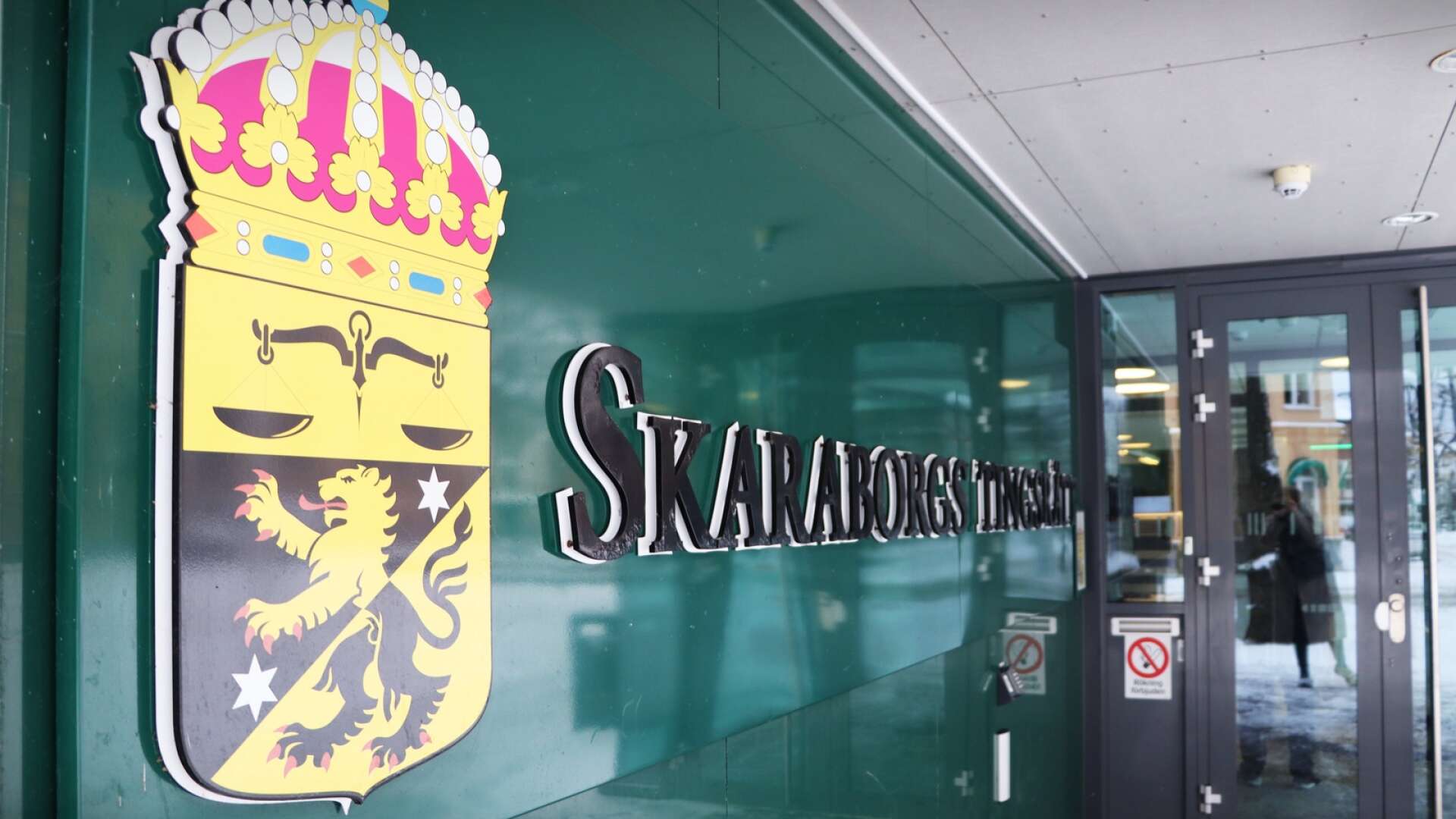 En 22-årig man har åtalats vid Skaraborgs tingsrätt misstänkt för grovt rån. 