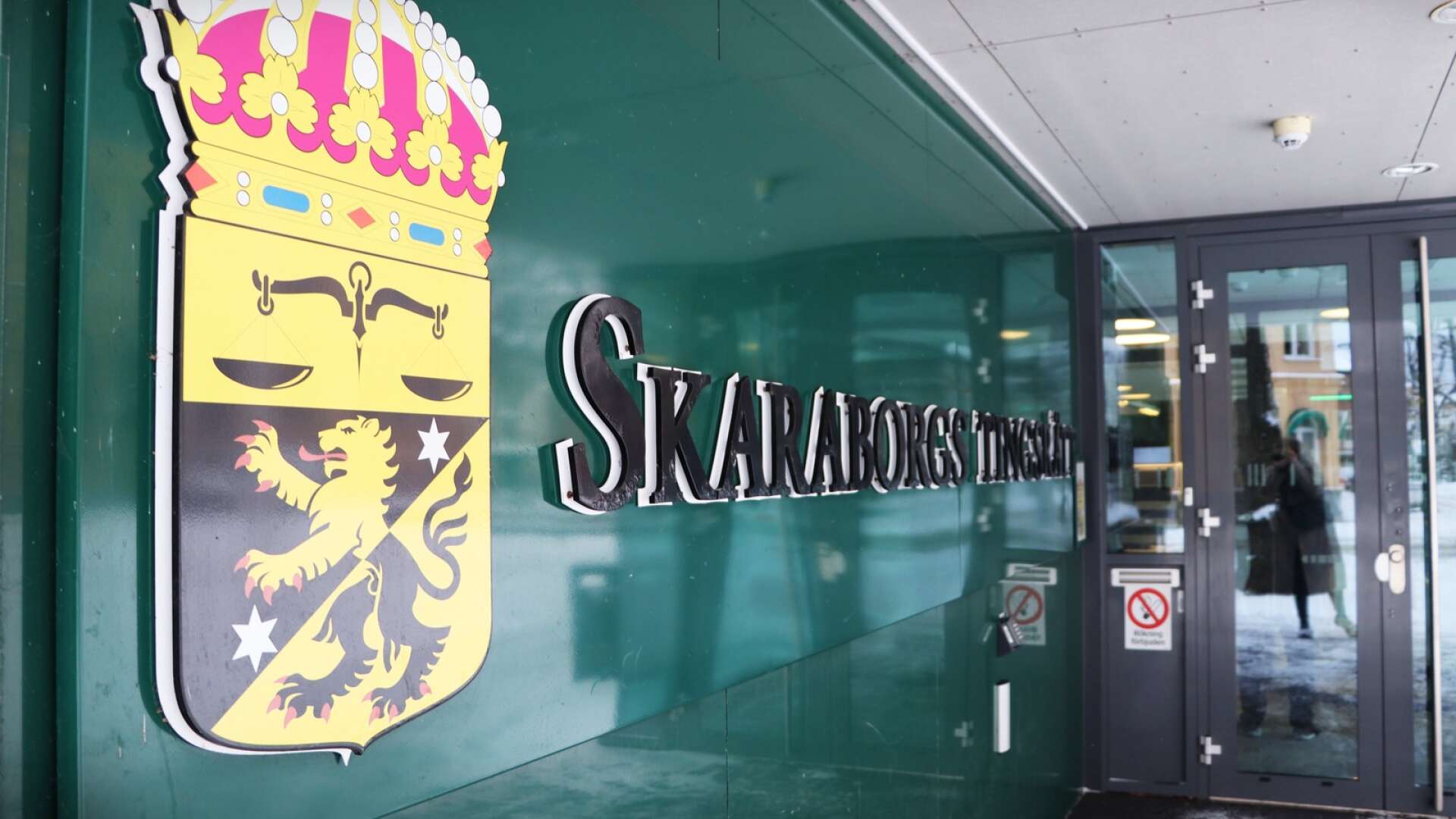 Sex män är häktade vid Skaraborgs tingsrätt misstänkta för delaktighet i ett grovt rån mot en person i Skövde i somras.