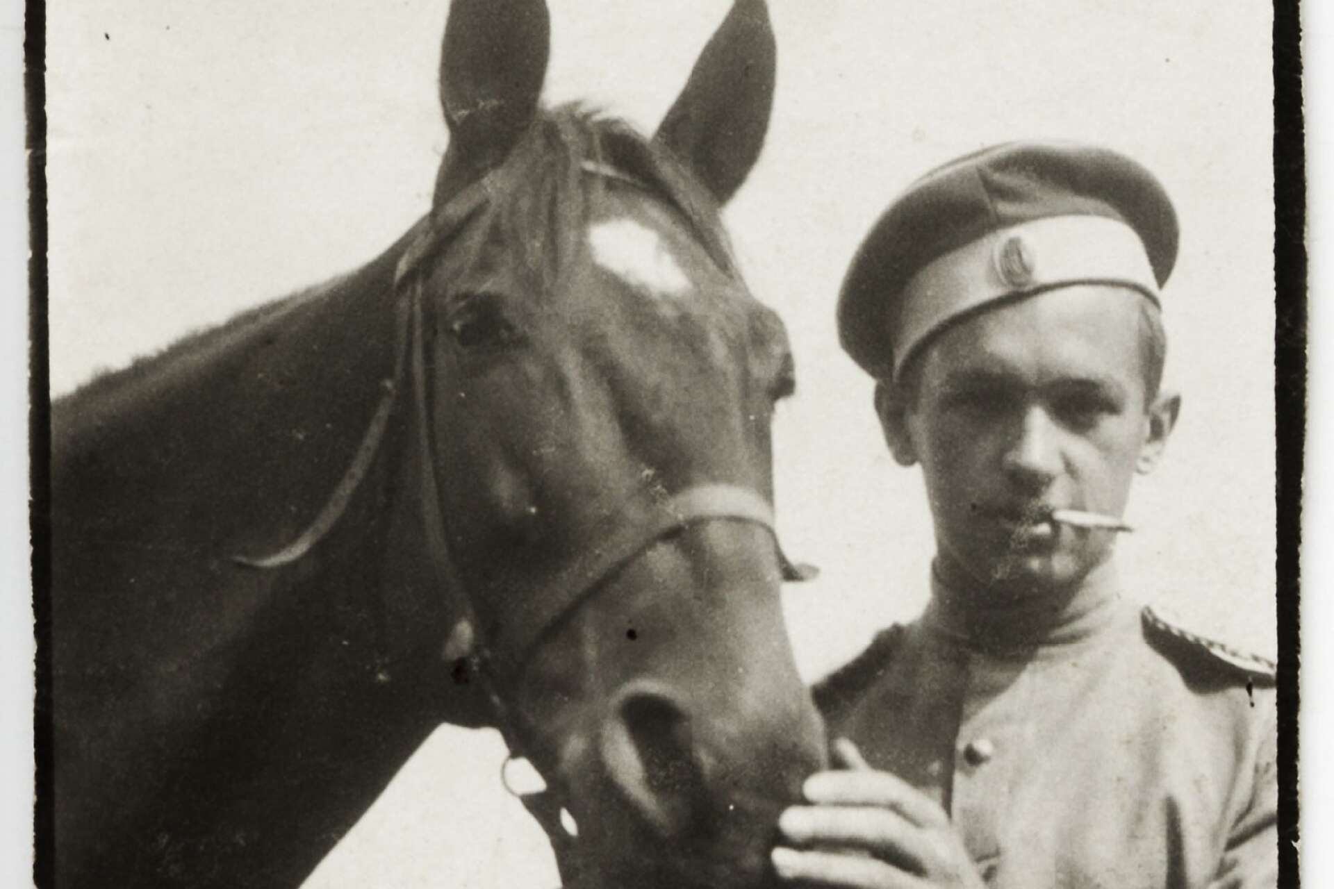 Jāzeps Grosvalds överlevde första världskriget och en militärexpedition i Mellanöstern, men dog bara 28 år gammal. Dåtidens pandemi spanska sjukan tog hans liv.