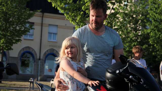 Fyraåriga Tuva Jibbefors Öhrn passade på att provsitta storebrorsans motorcykel när det arrangerades hojkväll på Centralplan.
