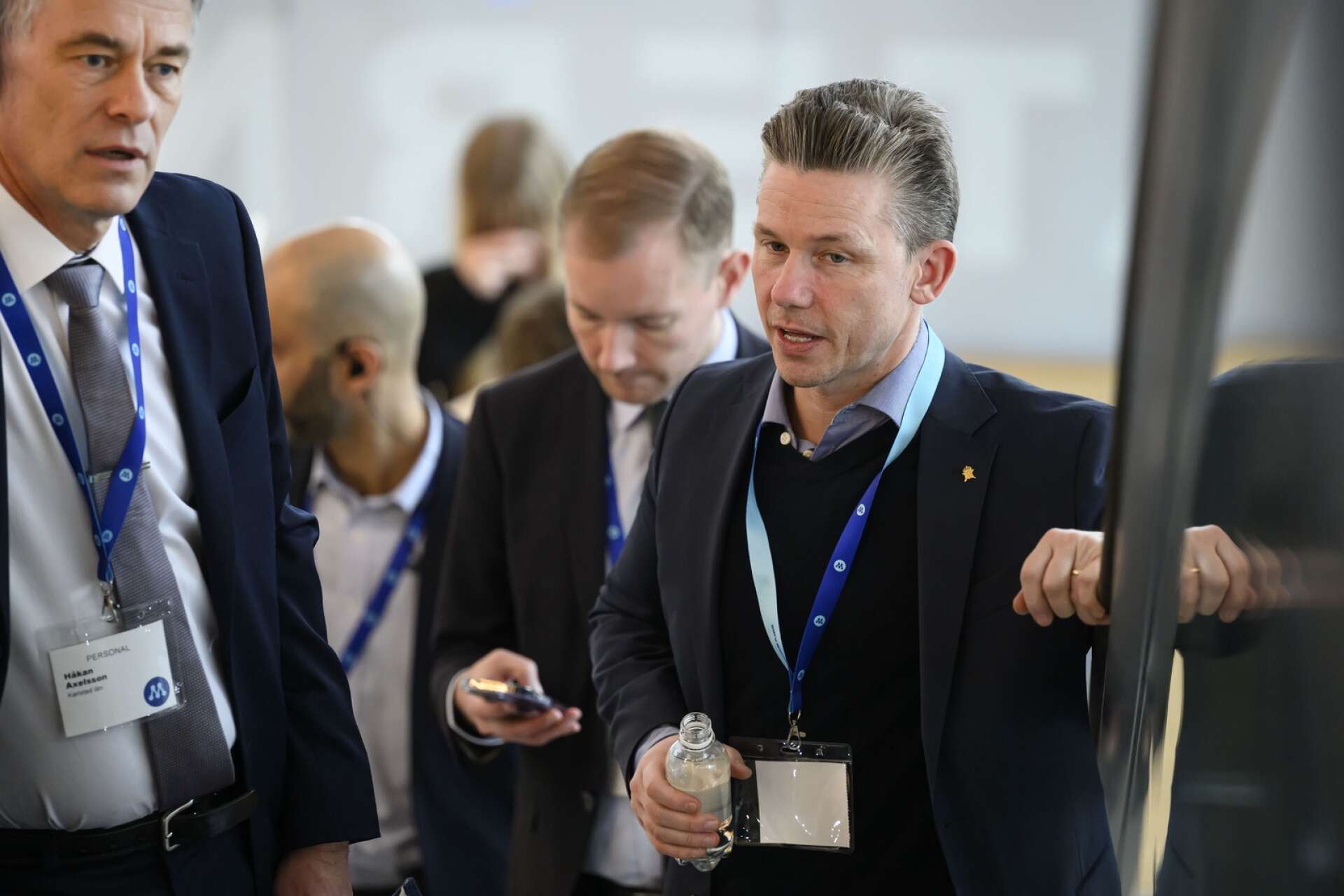 Pål Jonson åker rulltrappa med Moderaterna i Värmlands ordförande Håkan Axelsson.