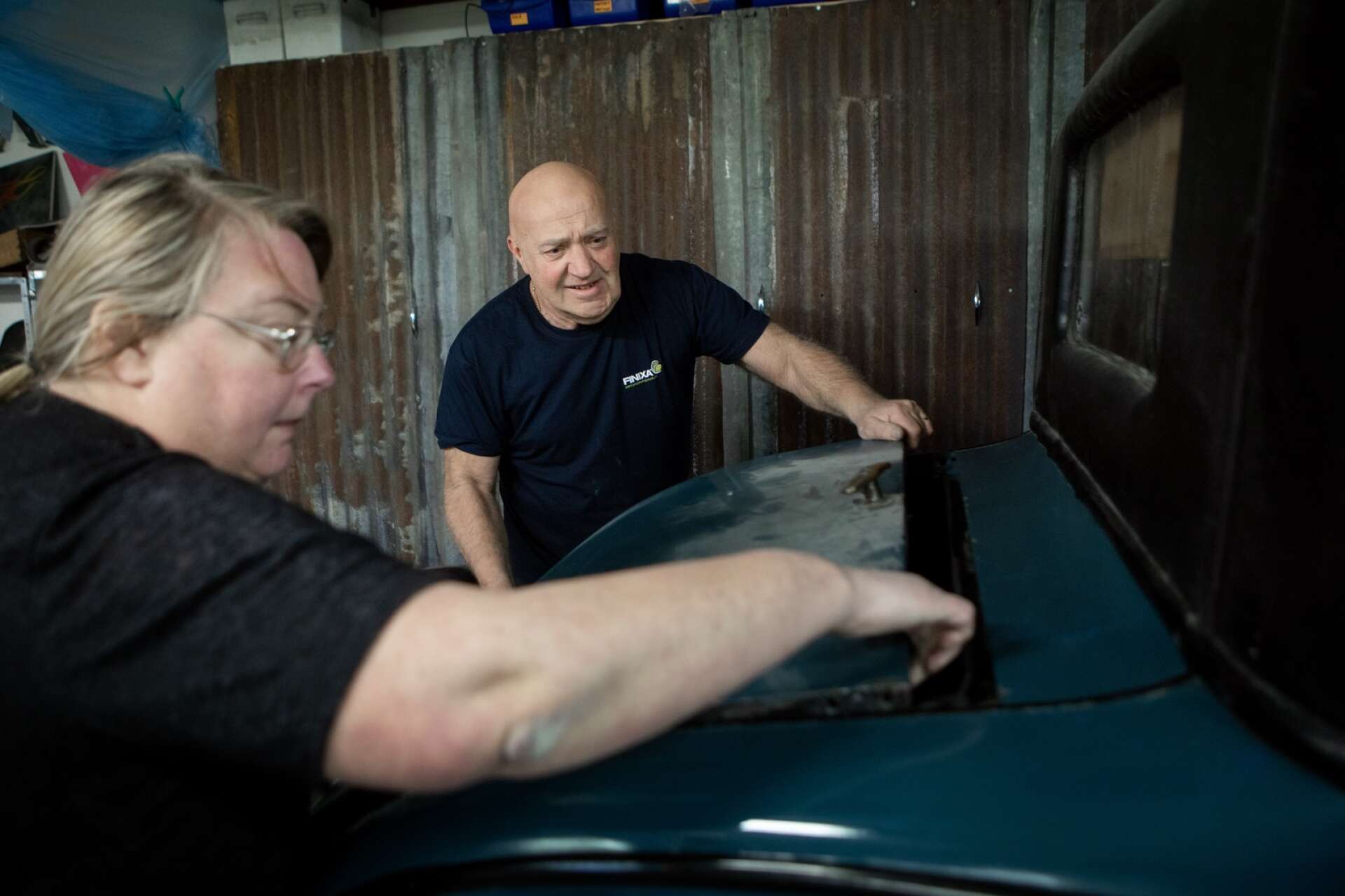 Gunnar Widå jobbar ofta i garaget tillsammans med sin sambo Petra Rönnqvist