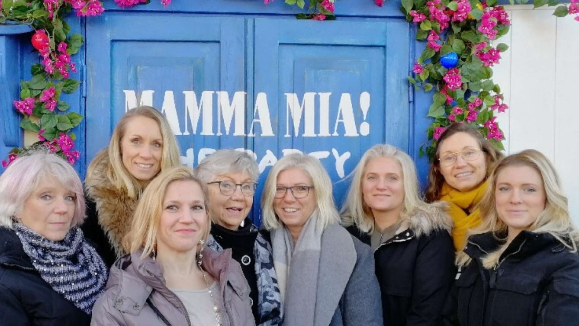 Mamma Gunnel är alltid med. Här på musikalen Mamma Mia på Tyrol i Stockholm i januari 2019. Just innan pandemin bröt ut. Från vänster: Elisabeth (dotter), Annika (dotter), Therese (barnbarn), Gunnel, Birgitta (dotter), Katarina (barnbarn), Charlotta (dotter) och Camilla (barnbarn).