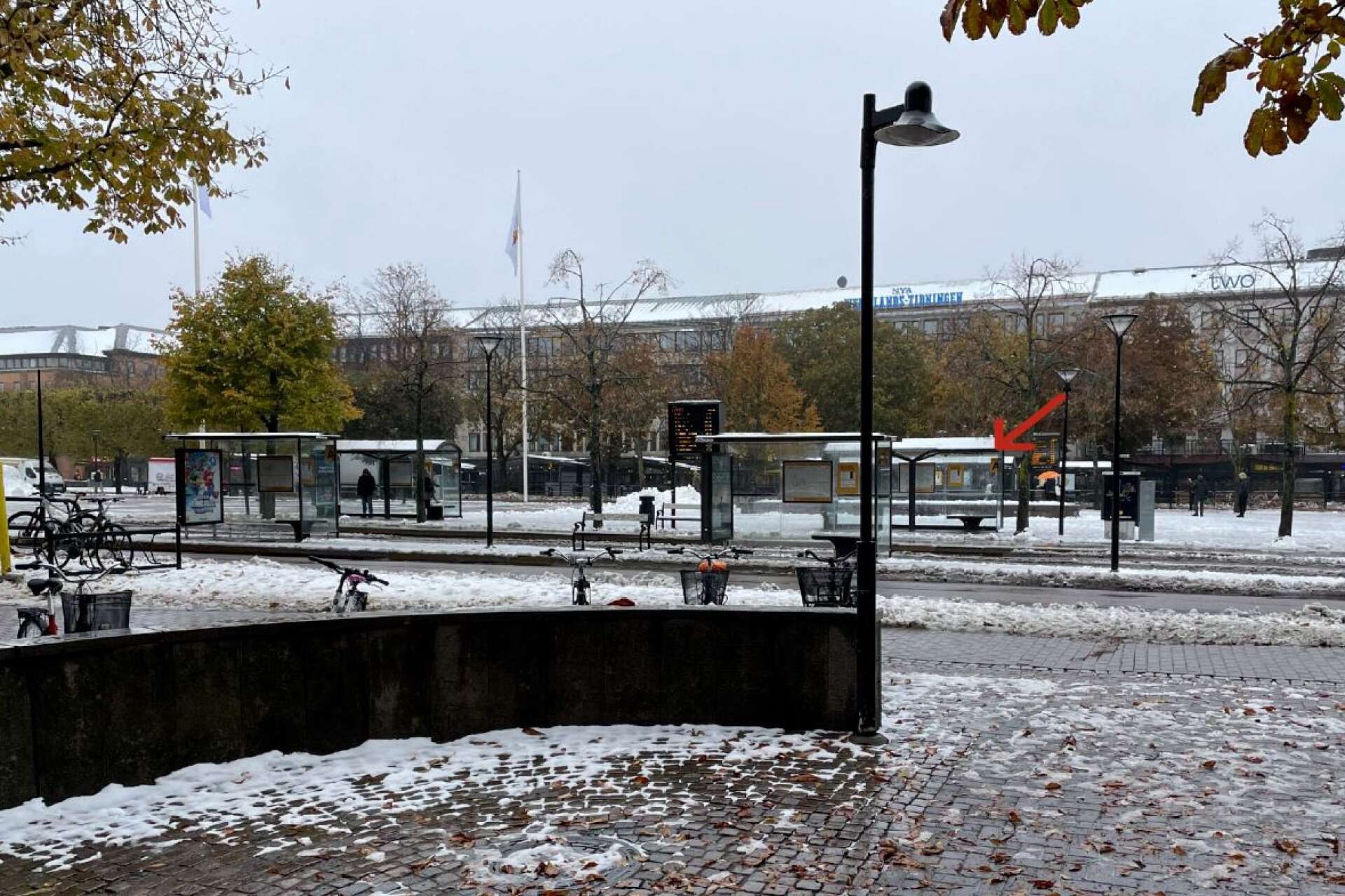 De två tonårsflickorna blev antastade av en berusad man när de väntade på bussen på Stora torget i Karlstad. Mannen blev sedan grovt misshandlad på platsen.