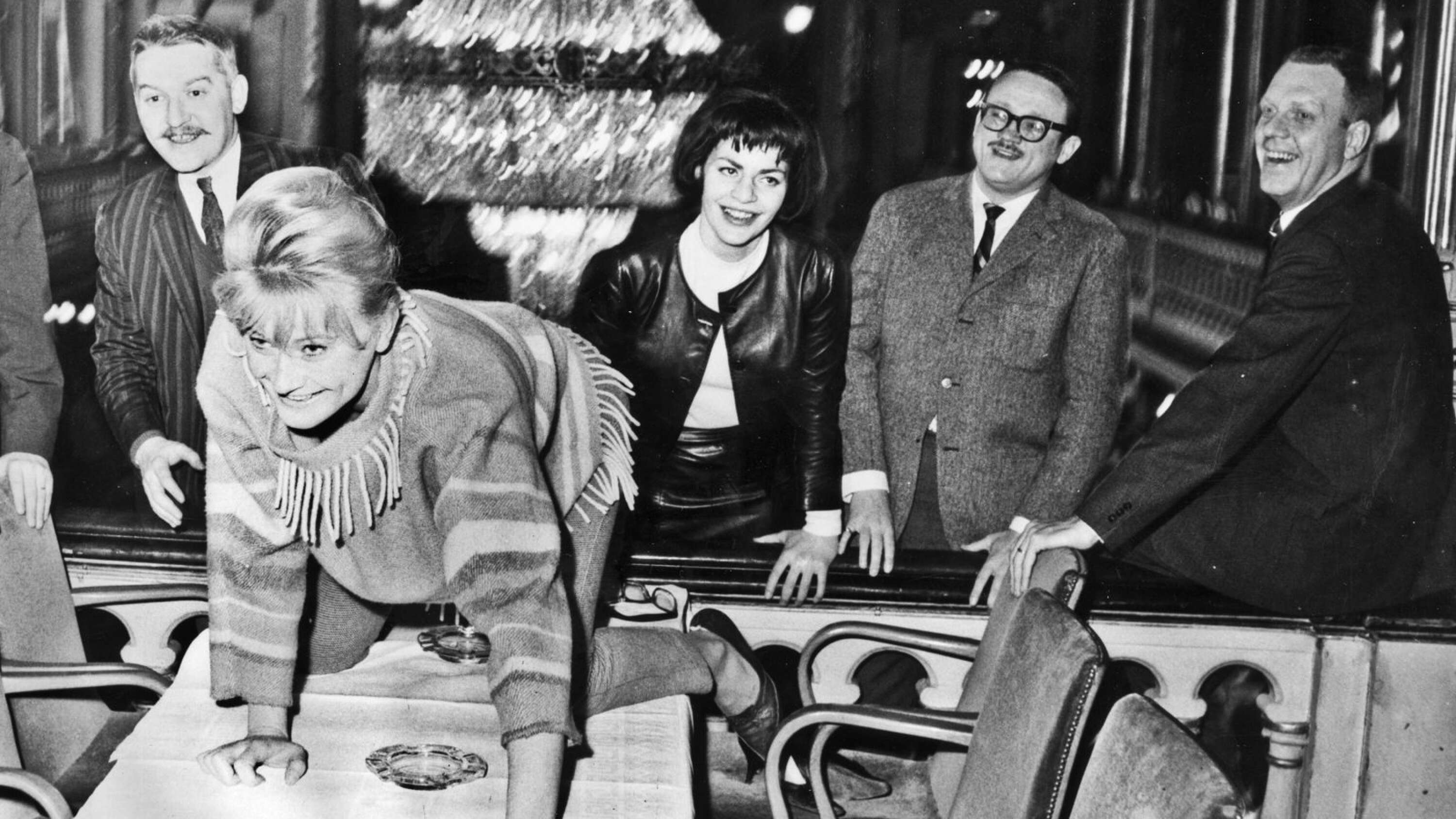Under repetitionerna för revyn Håll i gång  på Berns 1963. Monica Zetterlund, Hasse Alfredson, Lizzie Alandh, Toots Thielemans och Tage Danielsson. 