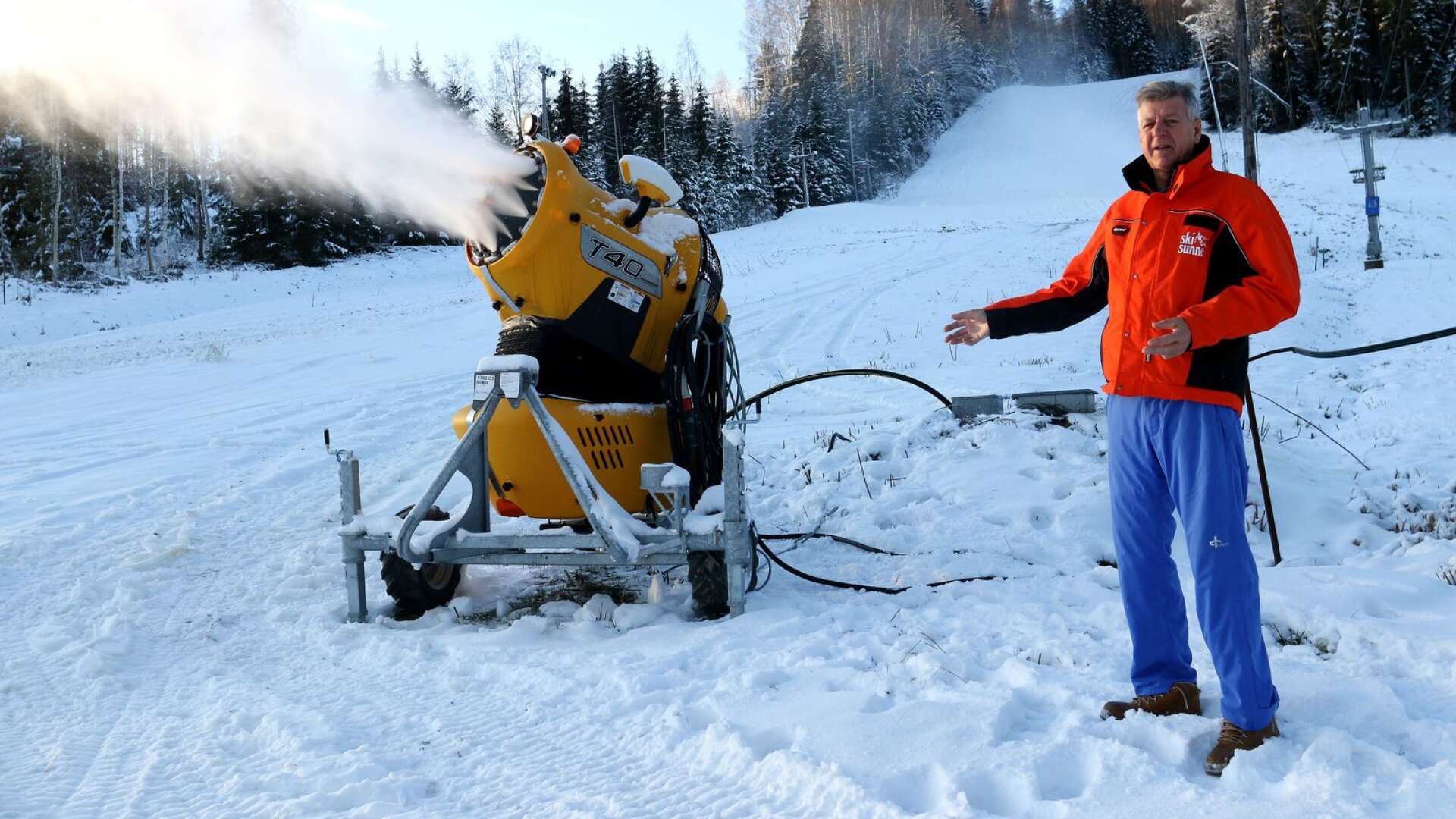 Snökanonerna går för fulla muggar och Ski Sunnes nya vd ser fram emot en vinter där man räknar med att öppna om ett par veckor.