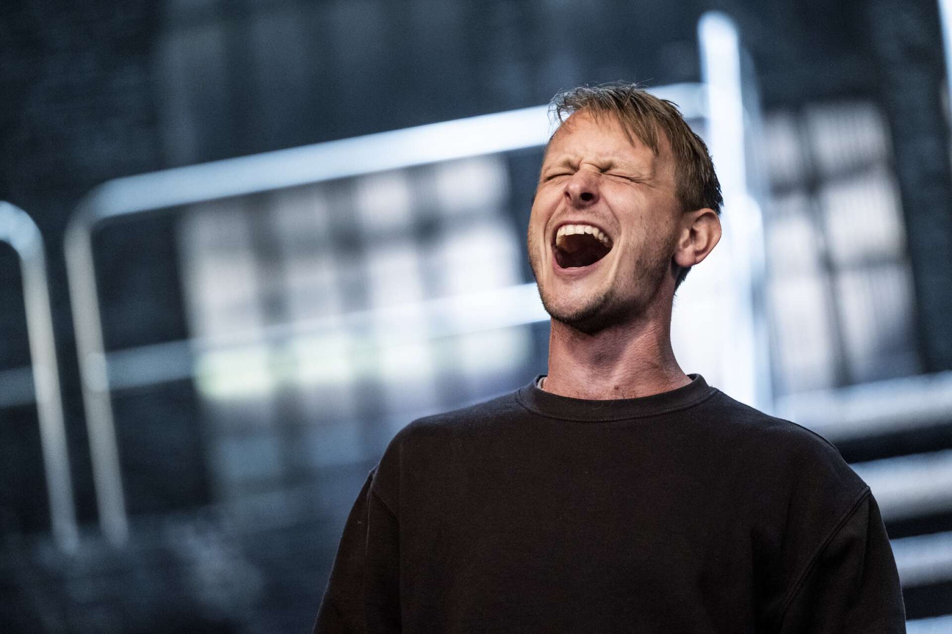 Rasmus Mononen har flera stora sångnummer i Säffleoperans uppsättning av ”Kinky boots”. 