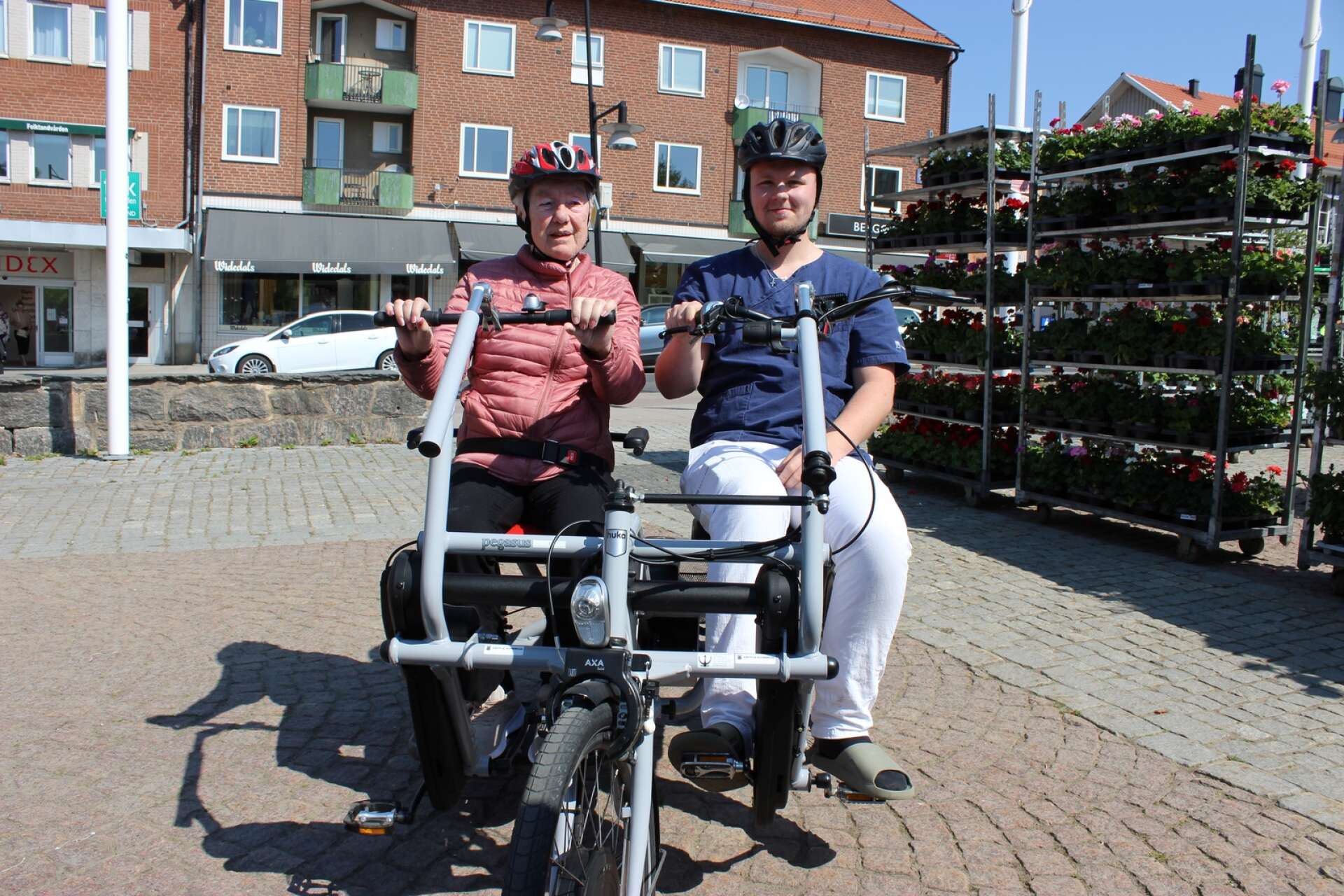Berit Nordmarker och Adam Olsson Örn redo för en cykeltur.