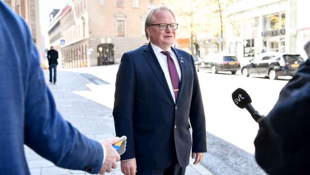 Försvarsminister Peter Hultqvist (S) hävdar att staten inte längre kan garantera de årliga anslagshöjningar som behövs för nästa försvarsbeslut, 2021-2025.