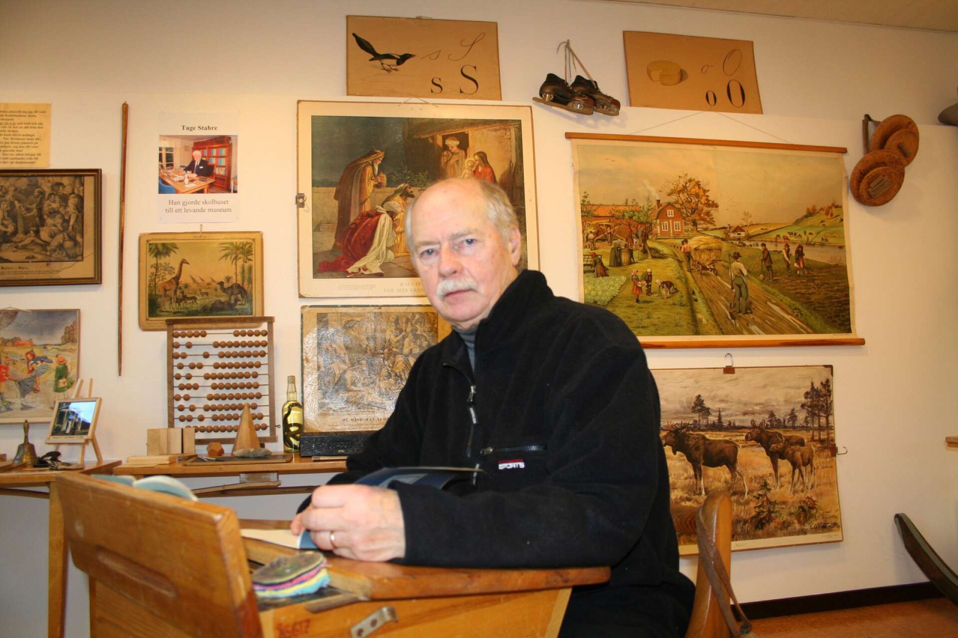 Åke Jansson har i samband med sina boksläpp haft flera utställningar, bland annat i Årbols skolmuseum utanför Åmål.