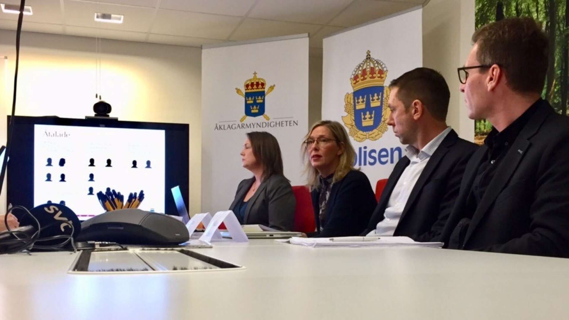 Åklagarna Sofia Karlsson och Jenny Karlsson samt polisens spaningsledare Peter Sundblad och utredningsledare Niklas Lindström berättade om det omfattande åtal vid en pressträff på tisdagen.