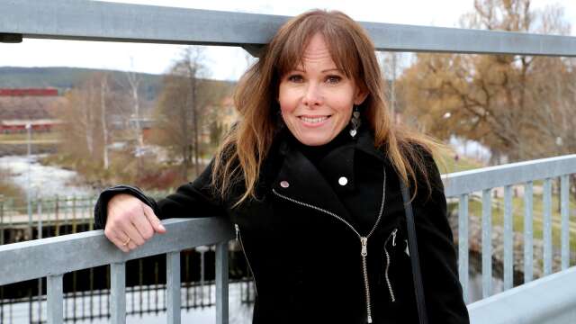 Ninni Schulman från Lesjöfors har avslutat sin bokserie om Hagfors. Boken hon nu prisas för är den sjätte av sju böcker i serien.