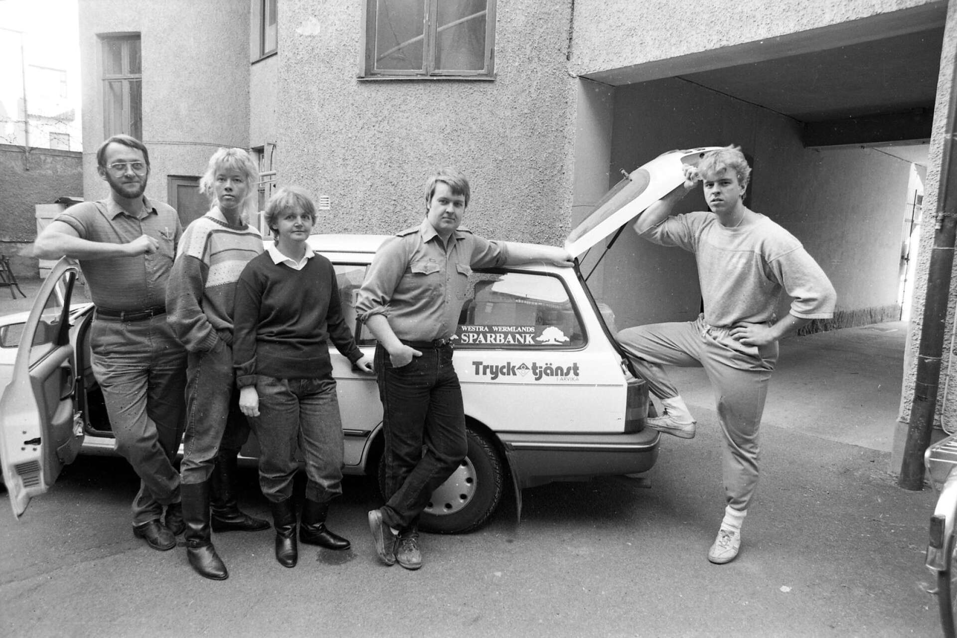80-talets breda och spetsiga stövlar och oversize-tröjor kan spanas in när Arvikaföretaget Trycktjänst tar personalbild 1985.