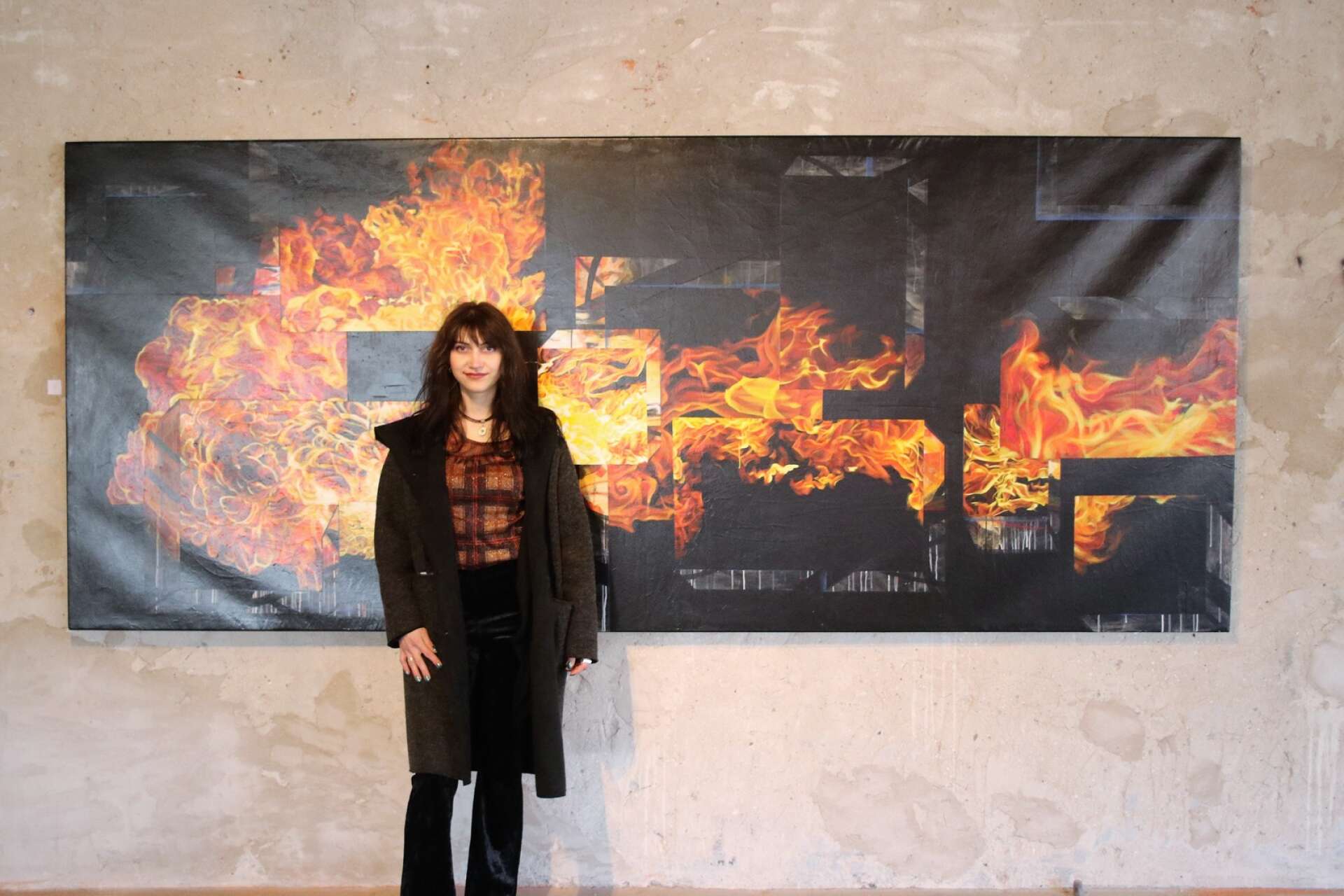 Oleksandra Voronina framför sitt konstverk Fire, som är en inspirationskälla för henne i sitt skapande. 