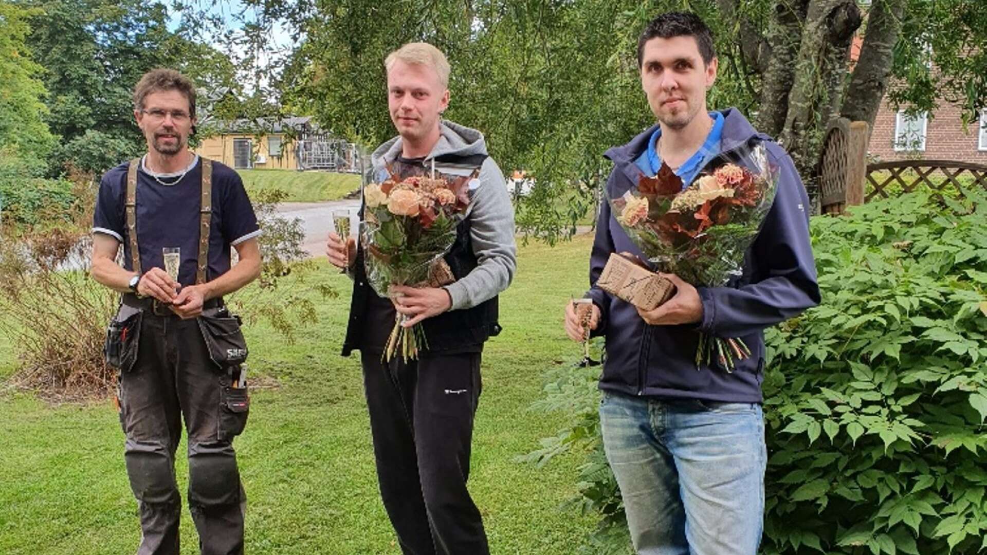 Fastighetsskötare Kristian Bäckström tillsammans med de hyllade hjältarna Linus Lund och Andreas Enrot. 