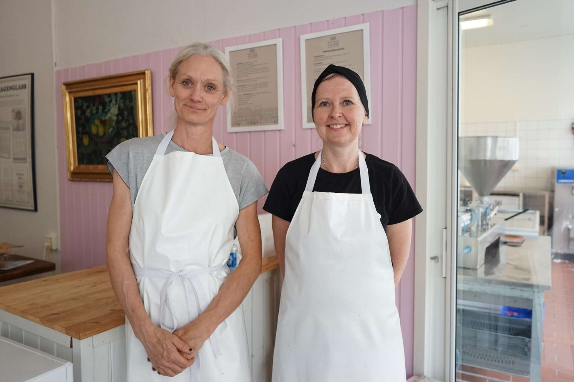 Christina Nygren tog över Österhagenglass för två år sedan. Linda Persson står för glasstillverkningen.