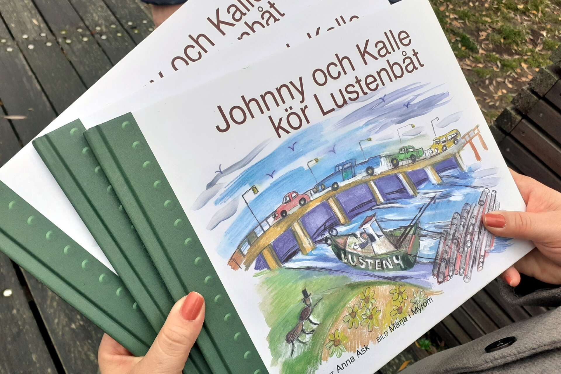Anna Ask har skrivit en bok om Lustenbåtarna. Johnny var hennes pappa och Kalle är Dejeprofilen Kalle Maskin.