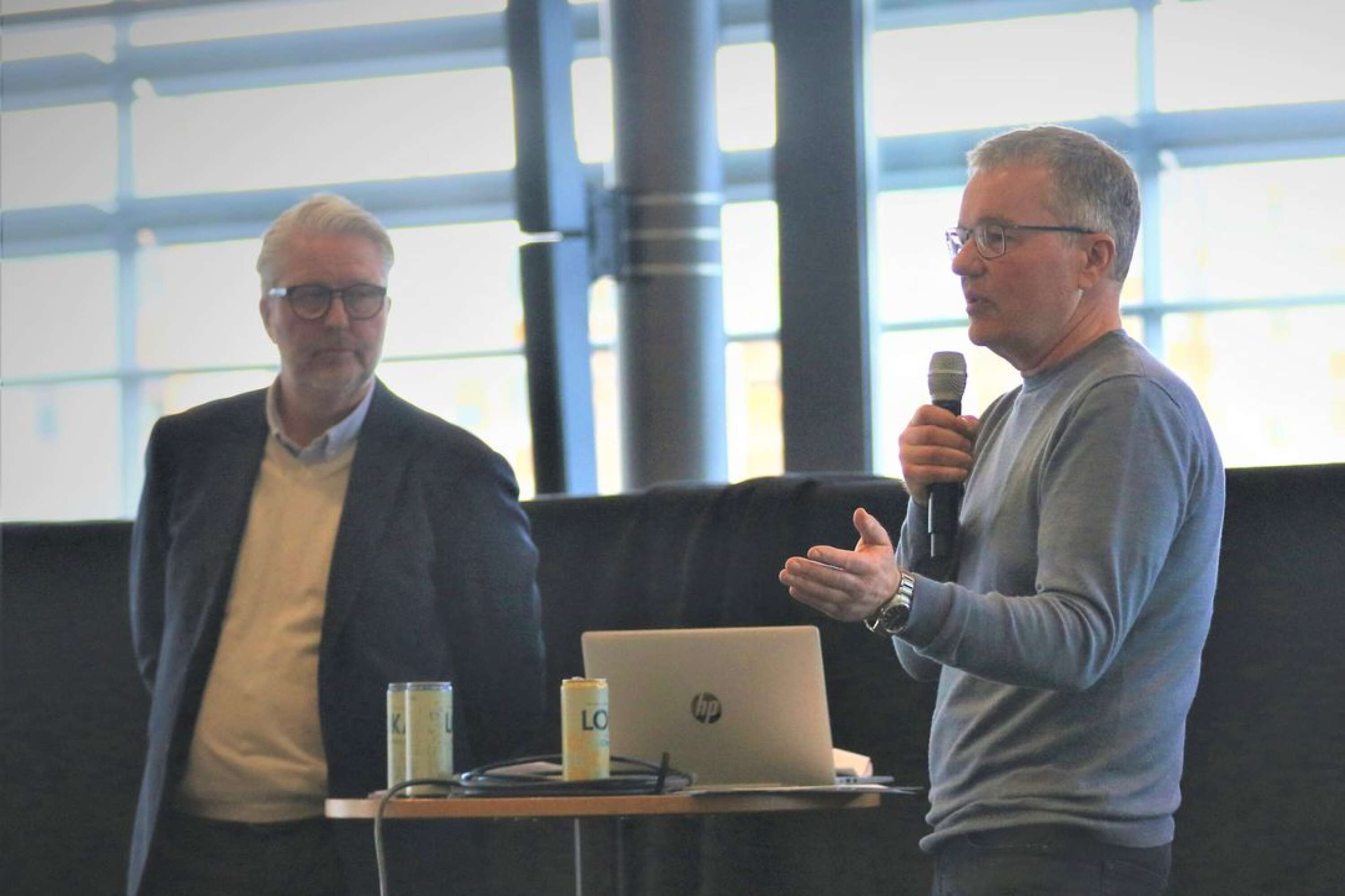 IFK Skövdes ordförande Ola Larsson och styrelseledamoten Ingi Jonasson på informationsmötet i Arena Skövdes foajé tidigare i maj.
