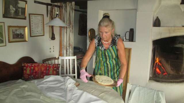 Bakdagen har blivit en tradition i Ånimskog. I lördags var det dags igen och Anette Hjort gräddade på för fullt.