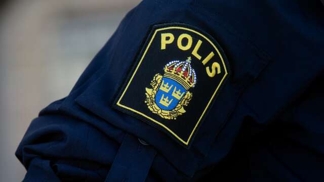En polispatrull i Degerfors anträffade en man med yxa i centrum. Genrebild.