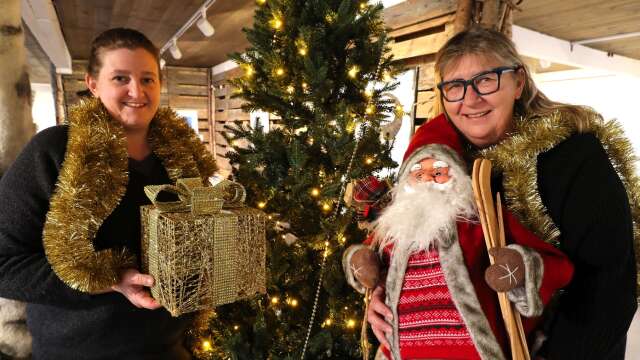 Malin Andersson och Cathrine Ottosson är i full med julpyntet inför helgens marknad på Karlsfors.