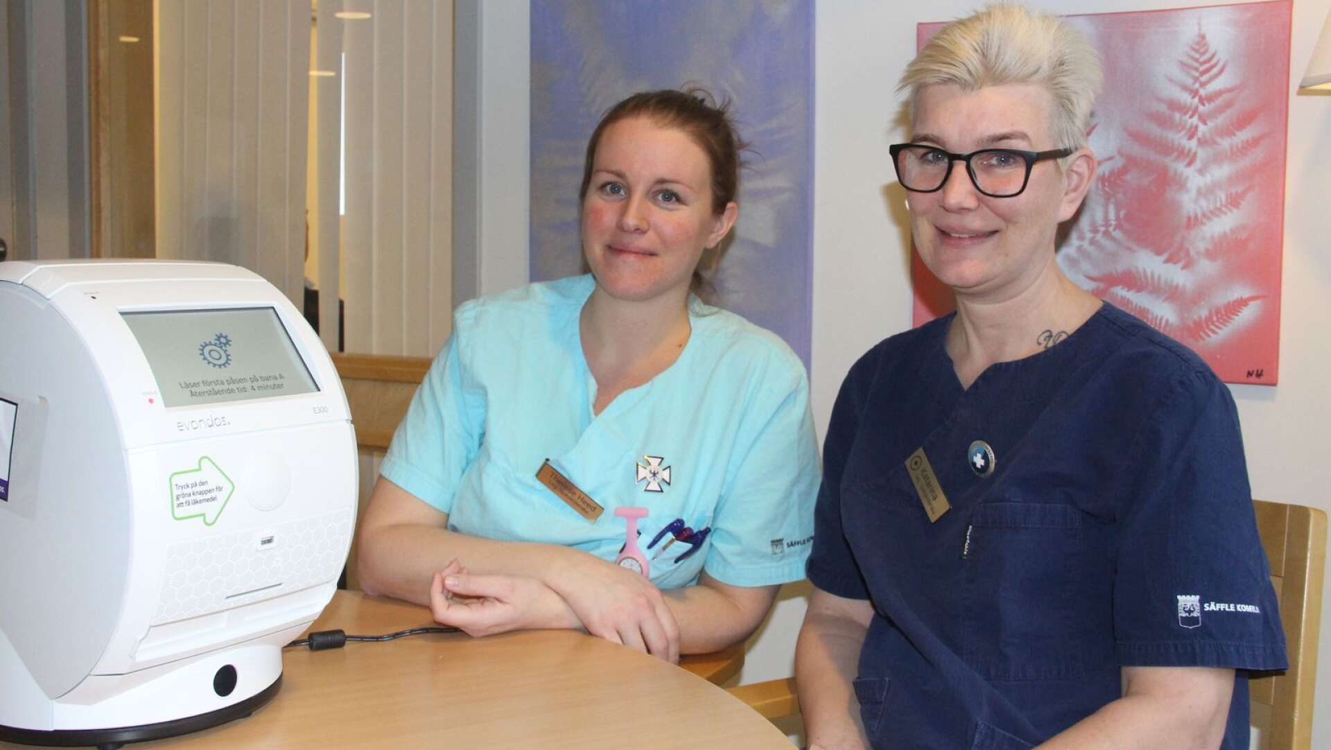 Therese Heed och Katarina Nilsson, sjuksköterskor i hemsjukvården, tycker att läkemedelsrobotarna fungerar mycket bra.