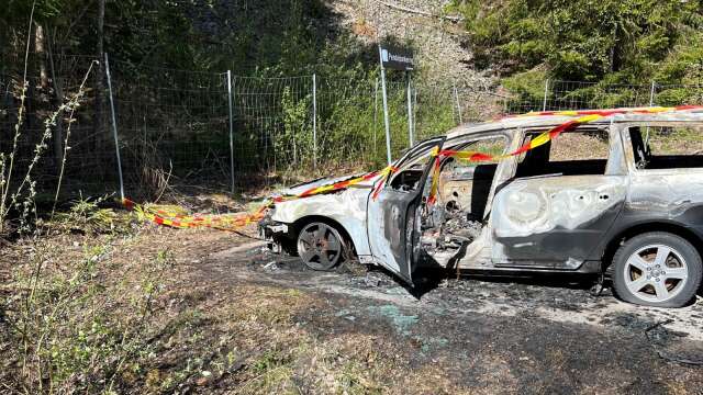 Bilen stod parkerad alldeles intill skogskanten och elden hade spridit sig till skogen.