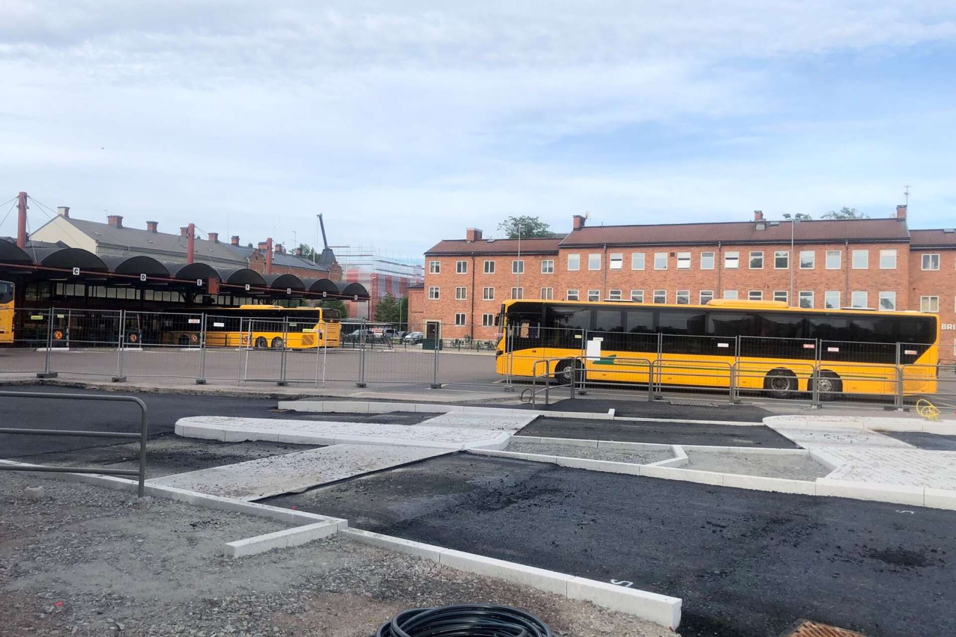 När busstationen rivs ska man kunna nå Drottninggatan från rondellen. Detta har nu förberetts med den här infarten.