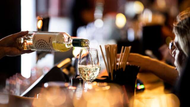 Vin får inte serveras på Idas brygga. Förvaltningsrätten i Jönköping konstaterar att det var rätt att dra in serveringstillståndet. 