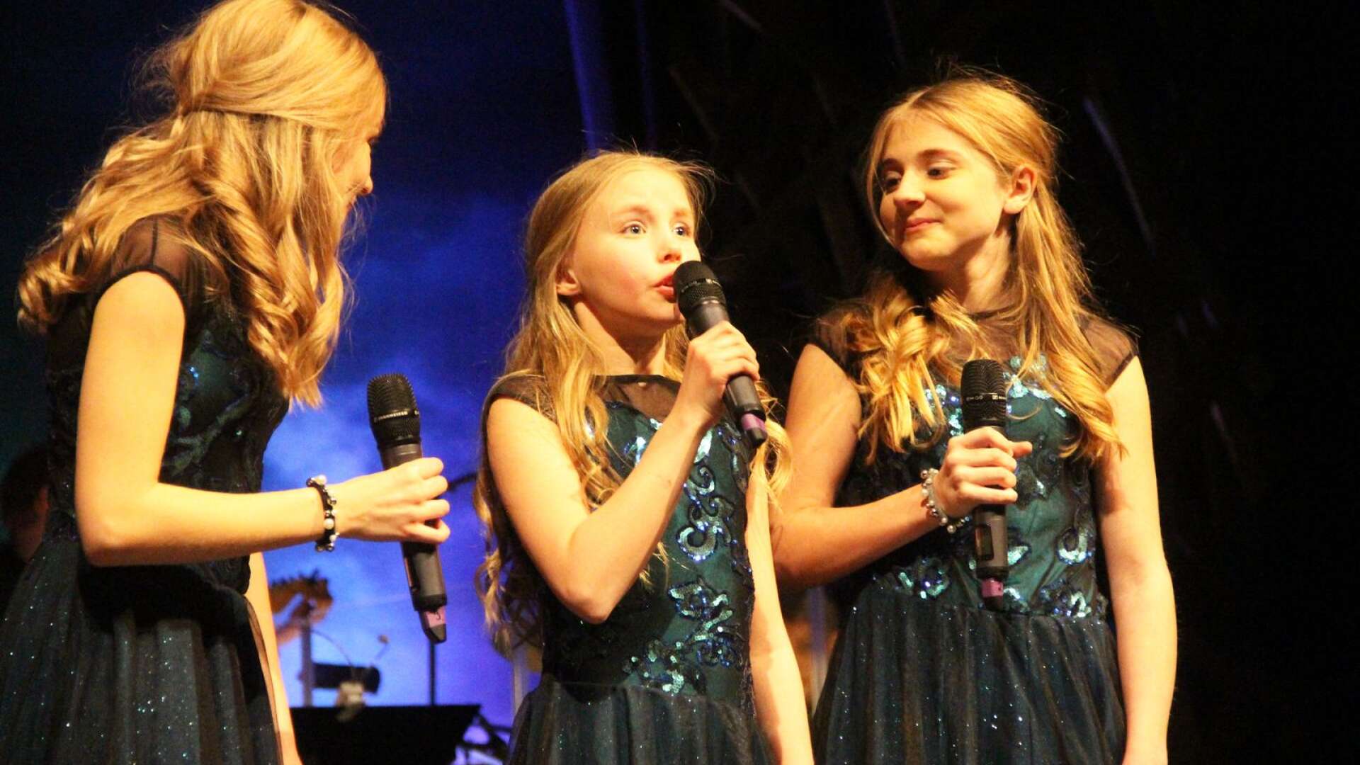 Felicia Byh, Lova Johansson och Klara Nordmarker sjöng trestämmigt i A Million Dreams.