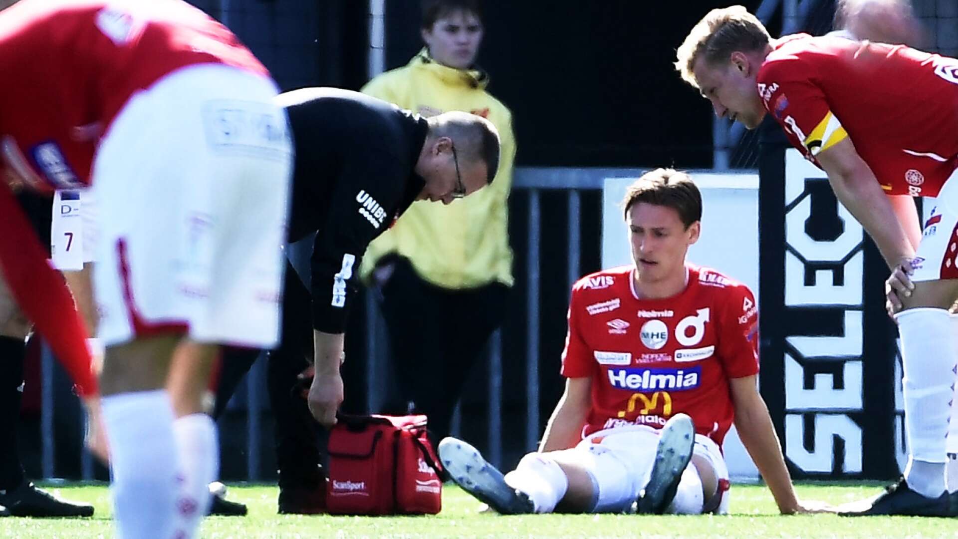  Gustav Granath missar matchen mot Halmstad på grund av en fotskada. 