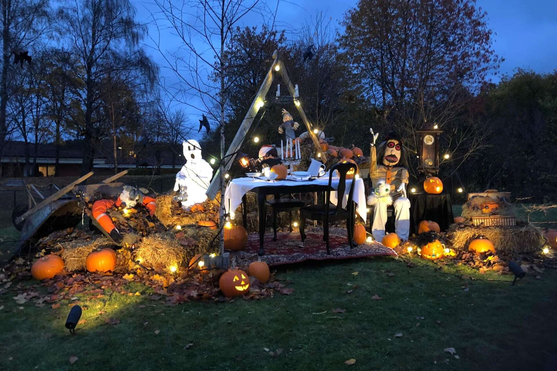 AME i Ed har varit flitiga och gjort ett nytt arrangemang på ”kullen” inför Halloween med många lysande pumpor, spöken och kusligheter.