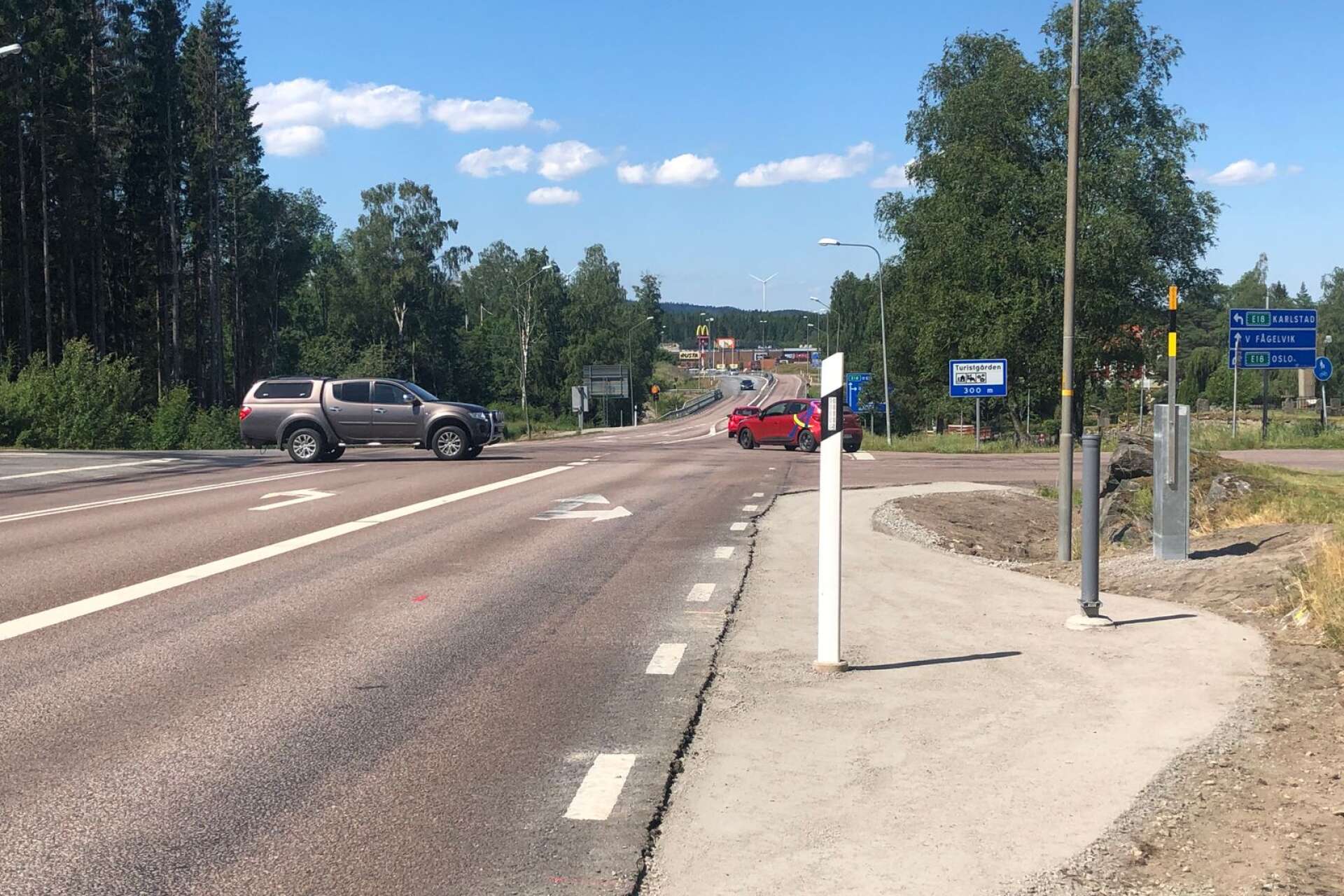 I fyrvägskorsningen vid Töcksmarks kyrka i Töcksfors ska Trafikverket sätta upp fartkameror. Politikerna kämpar istället för att den ska byggas om och bli planskild.