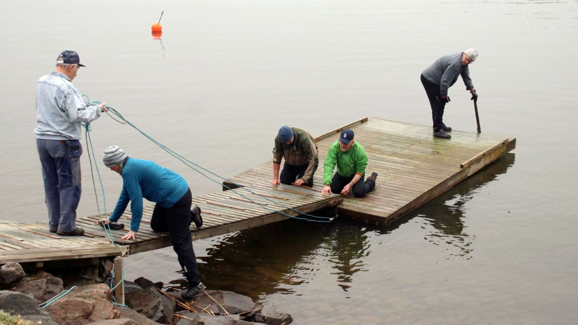 Åmåls kanotföreningen har dragit igång säsongen. Från vänster: Christer Alfredsson, Annika Nilsson, Jan Westbom, Mojje Björn och Mats Andersson jobbar med det sista för att få bryggan på plats.