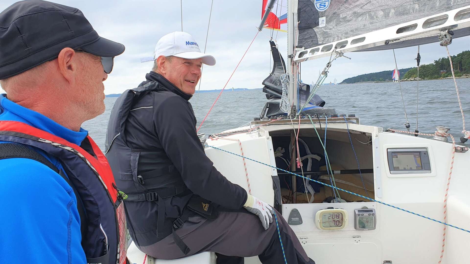 Det blev en lugn segling för Bröderna Joakim- och Markus Bäckström, Mariestads segelklubb, under Tjörn runt som arrangerades i helgen. Med på seglingen fanns även Göran Nilsson som hjälpte till.