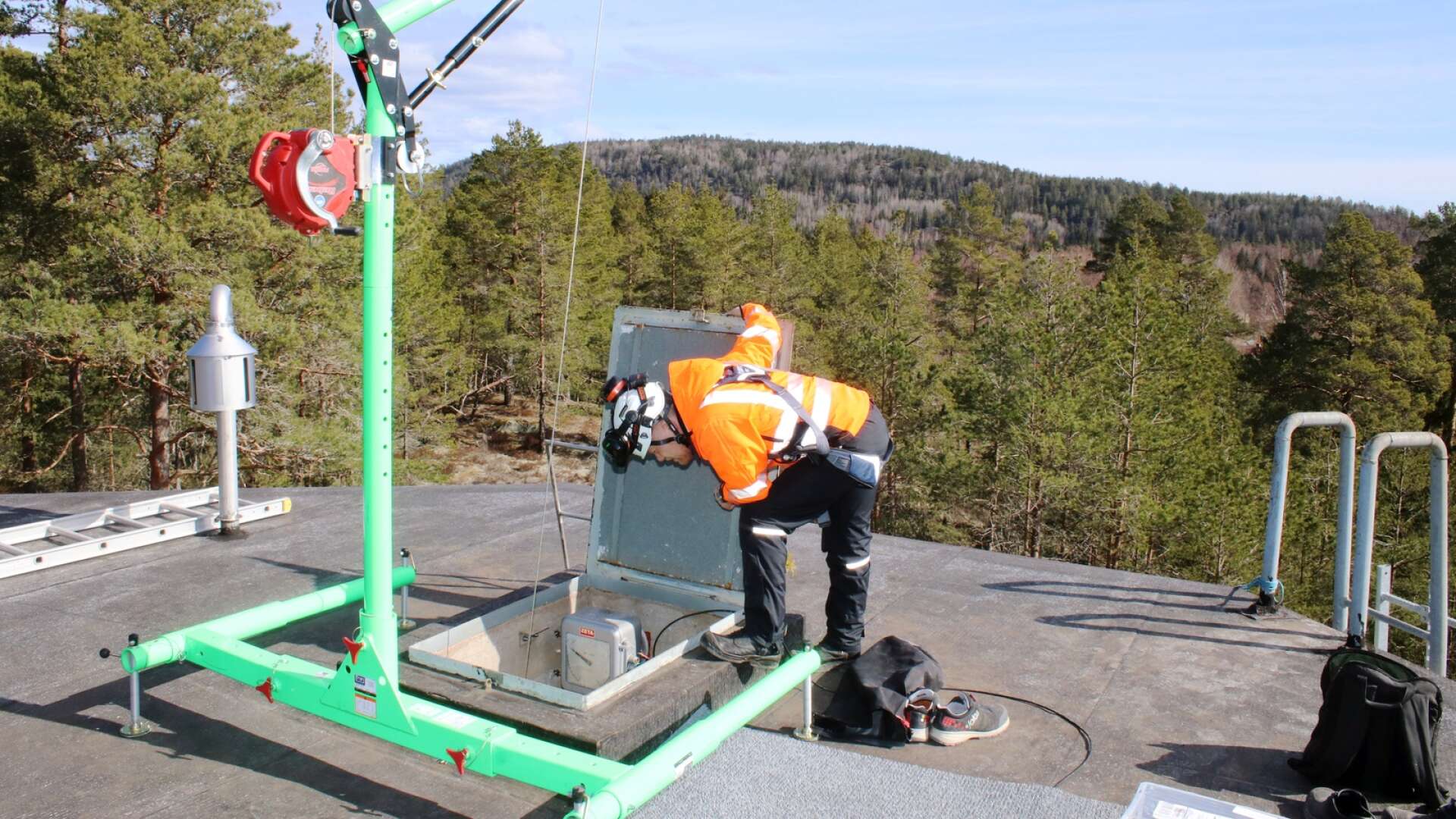 Renoveringen av vattentornet i Fengersfors blir betydligt dyrare än vad det var tänkt. Här gör sig VA-chef Emil Martinsson redo att kliva ner och inspektera. 
