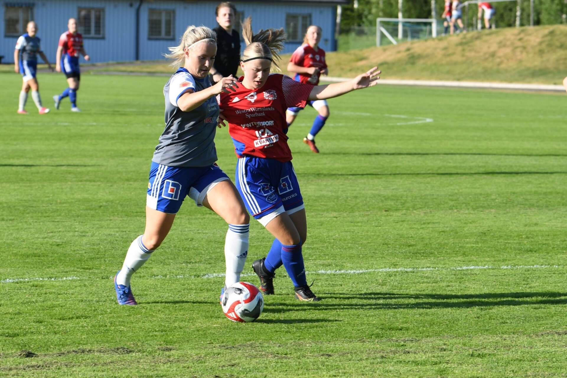 Matilda Sveder Stahl i närkamp med Emtarna-spelare.