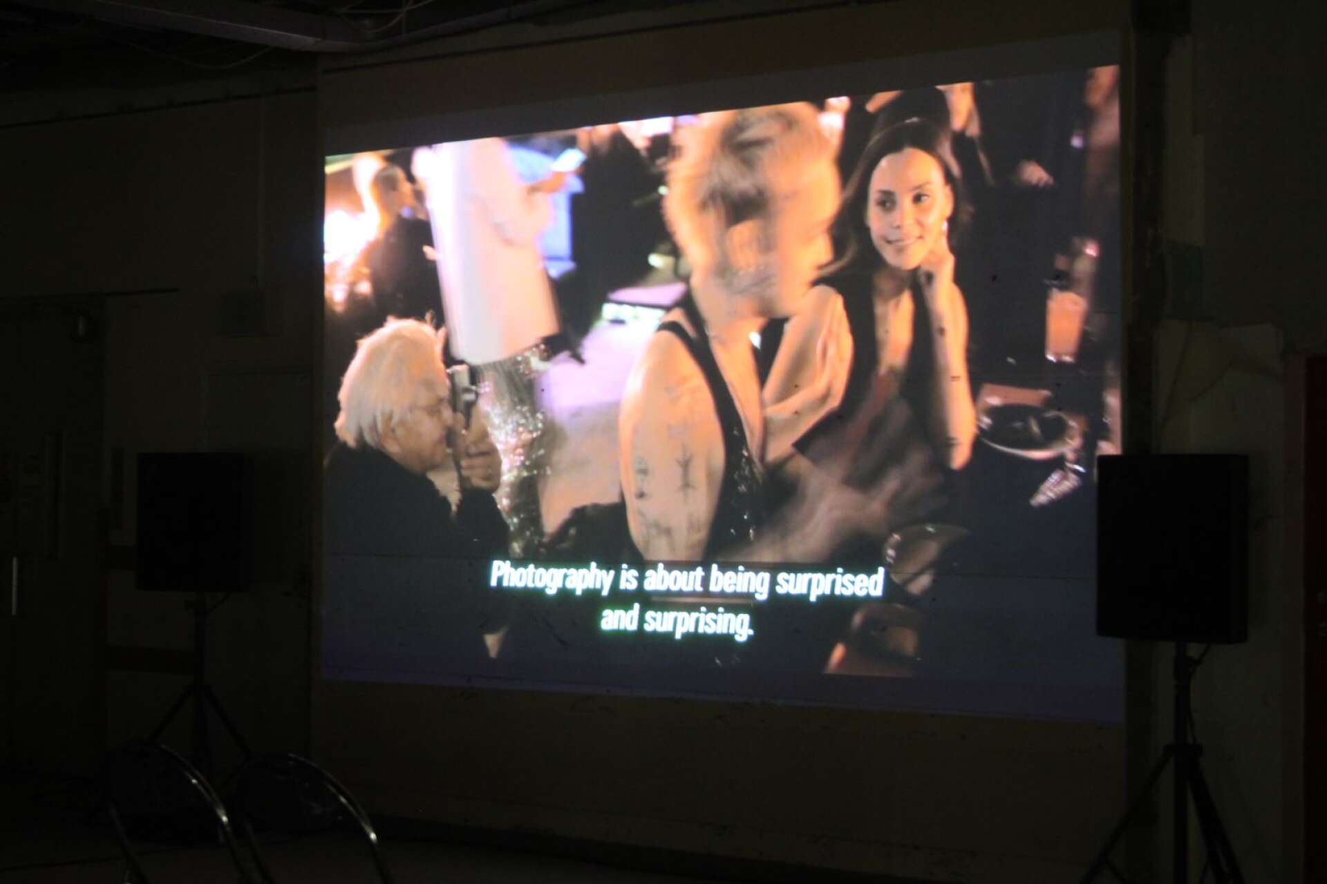 En film visas i lokalen. Där kan man bland annat se Anders Petersen själv berätta om sin fotokonst.
