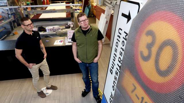 Henrik Song och Anders Sundberg på Skyltotryck ser fram mot en expandering av företagets lokaler.
