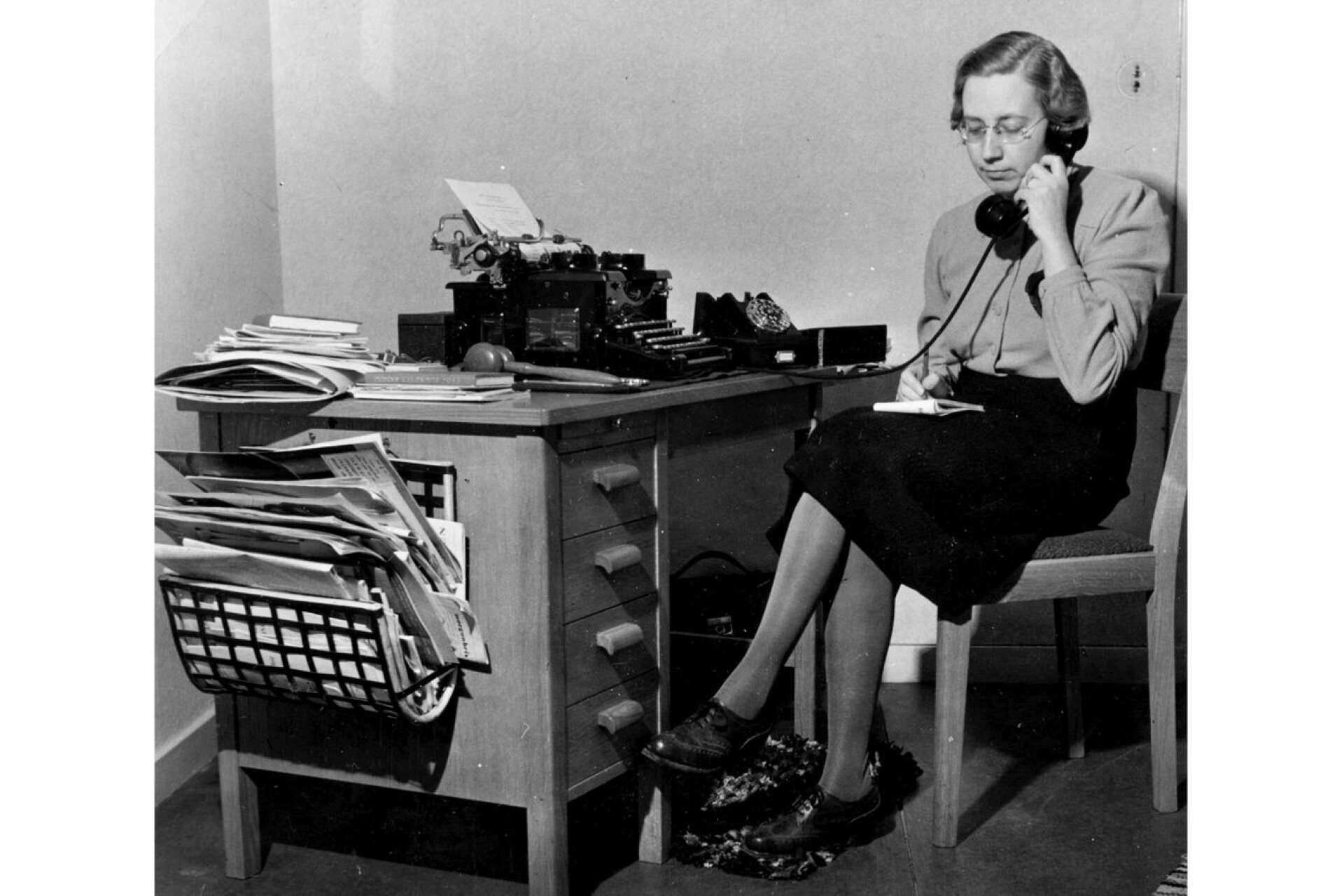 Viola Sandell på kontoret under tiden som hembiträdesföreningarnas ombudsman på riksplanet. De många och långa agitationsturnéerna under åren 1941-1947 krävde god planering. 