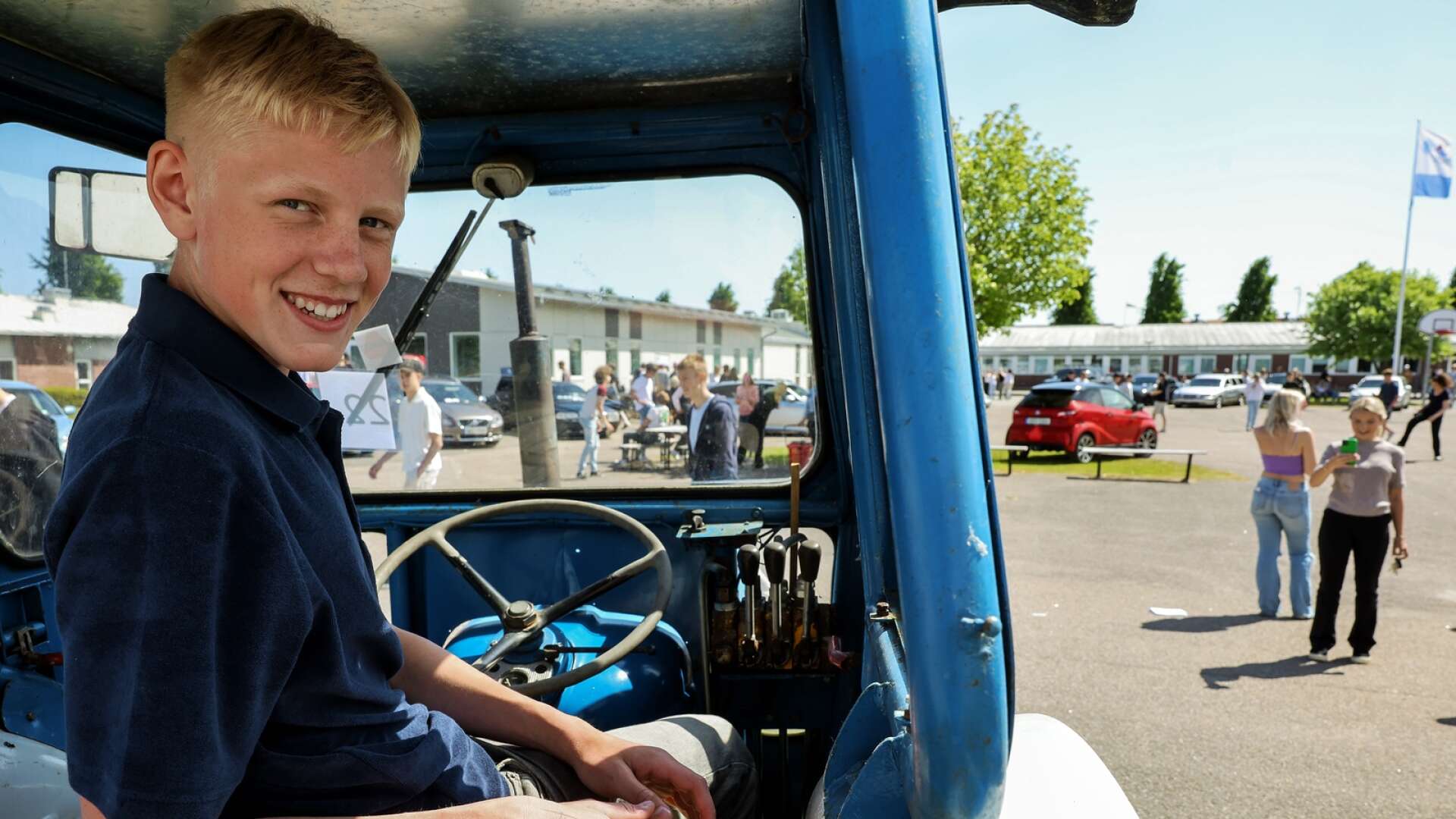 När det var Lilla hjulafton på Dalängskolan kom 15-årige Olle Sekund i sin farfars gamla blåa traktor.