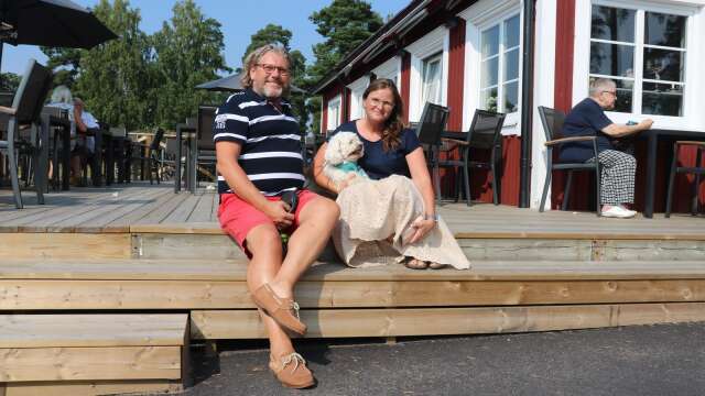 Anders Lindén, Linda Langegård Lindén berättar hur deras tid varit sedan de tog över Skägårdscaféet och skapade Picassos veranda. Med på bilden är hunden Olof.