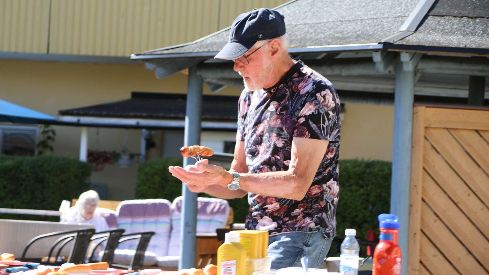 Jan Larsson, ordförande i bostadsrättsföreningen Taltrasten, förberedde maten under sommarfesten.