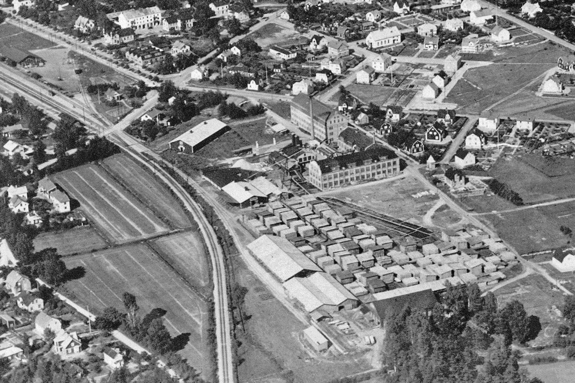 På detta flygfoto, sannolikt taget 1933, ser man i förgrunden Jakobssons brädgård och hyvleri, därefter Jakobssons vinkelbyggnad och strax ovanför Seffle Möbelfabrik.