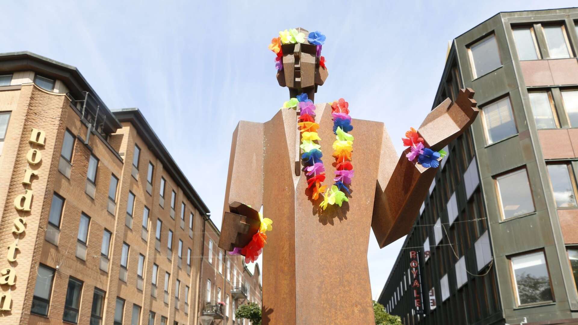 Skulpturen ”Nils Ferlin steppar” är finklädd inför Pride. 