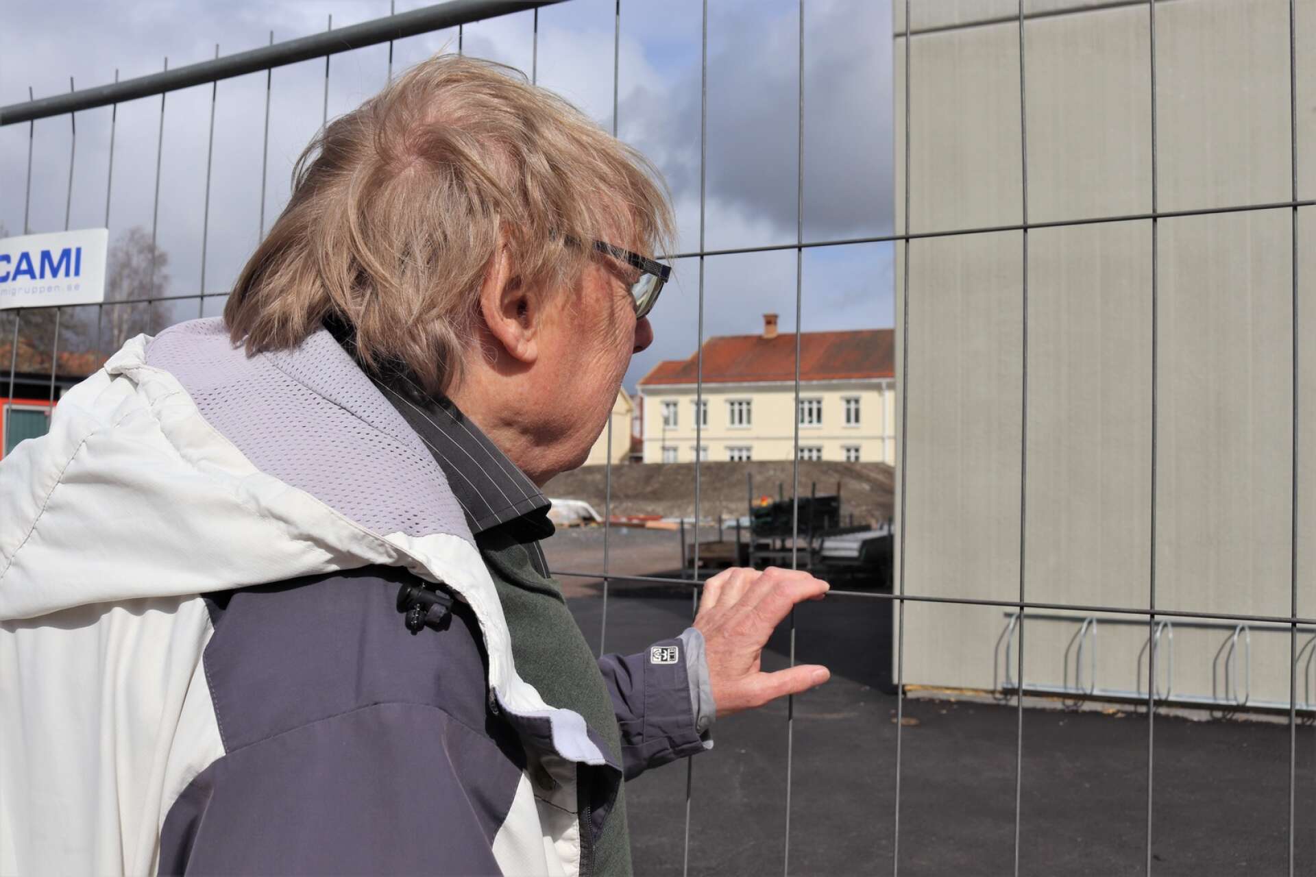 Bo Karlsson har tillsammans med styrelsen för föreningen byggnadskultur i Kristinehamn hört av sig till byggnadsnämnden i kommunen och utryckt sin oro. 