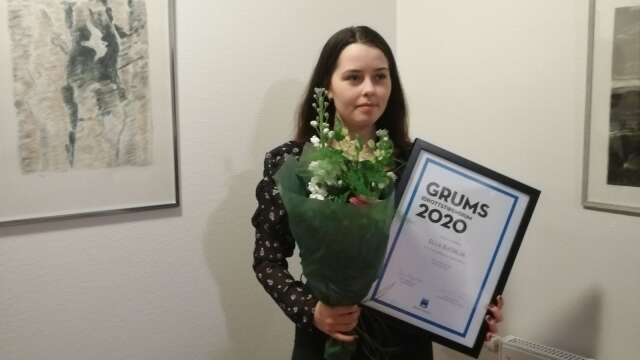 Ella Björlin tilldelades 2020-års idrottsstipendium för hennes framgångar inom vattenskidåkningen.