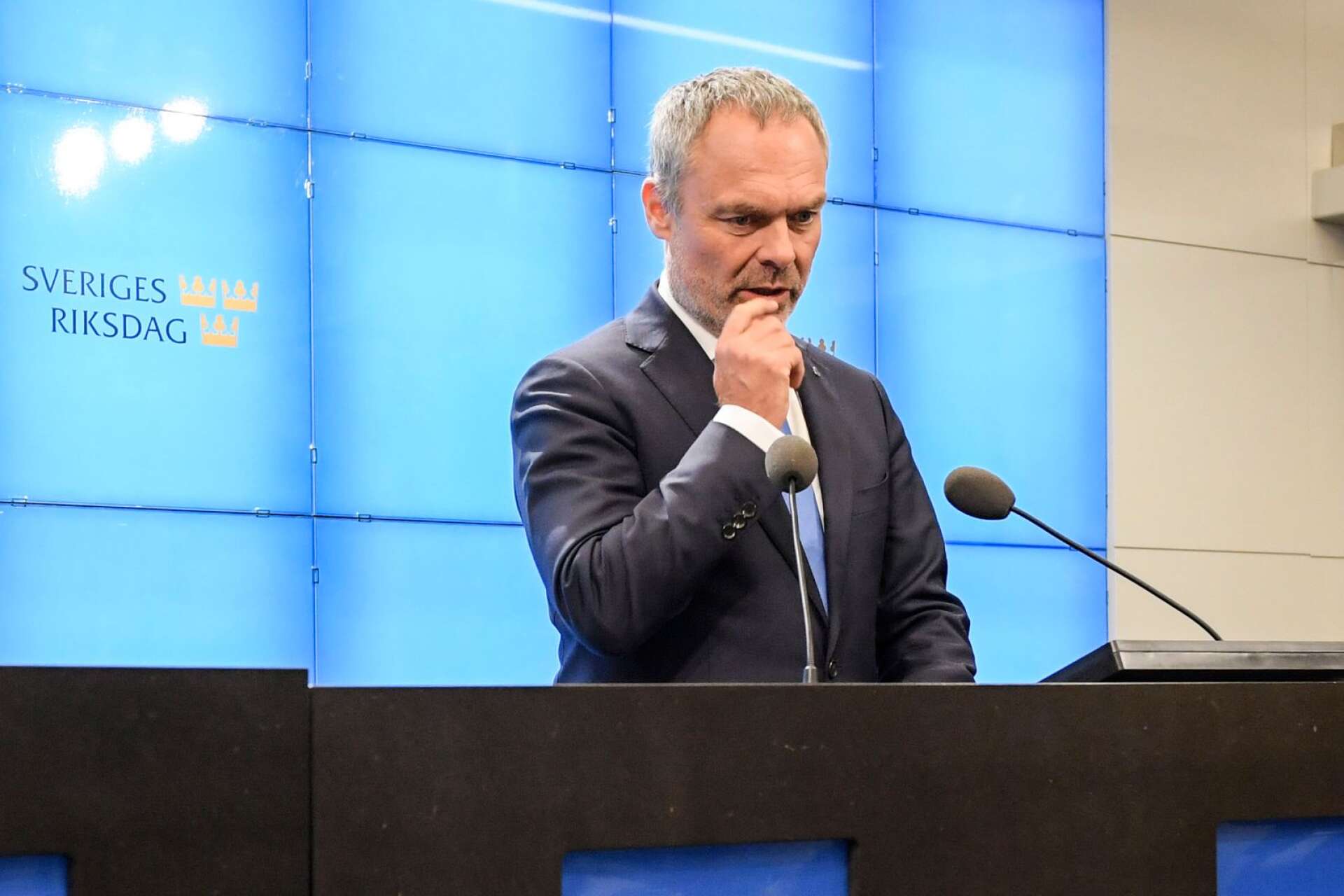 Liberalernas partiledare Jan Björklund trängs hårt av motståndarna inom partiet.